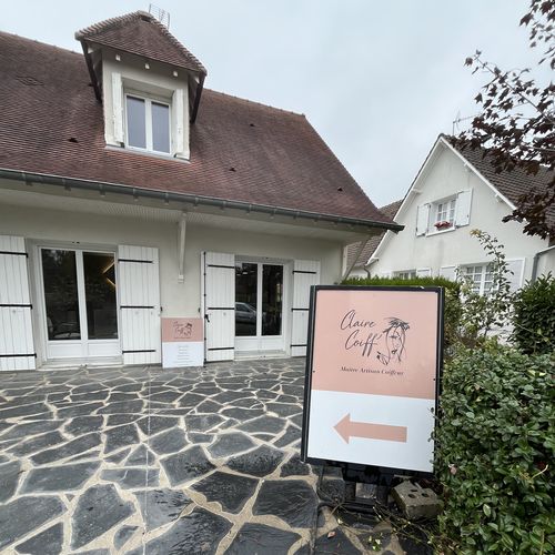 entrée du salon de coiffure à Bourges dans le Cher 18